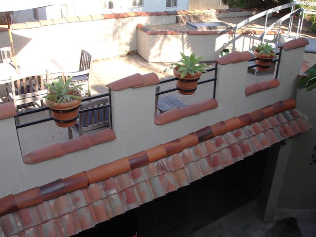 Fotografía del edificio - 2151 Beachwood Terrace