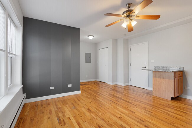 Foto del edificio - 7450 N Greenview Ave