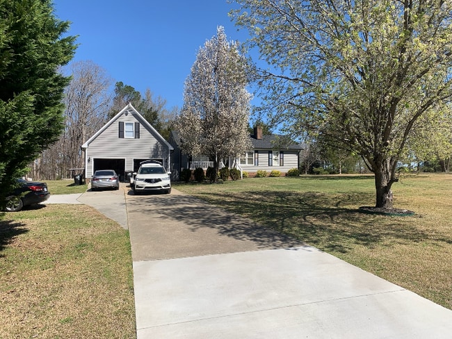 Building Photo - 2018 Valley Dr