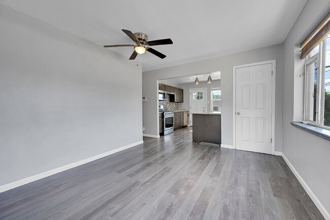 Foto del edificio - $2,145- 2-Bed, 2-Bath Updated Duplex Home ...