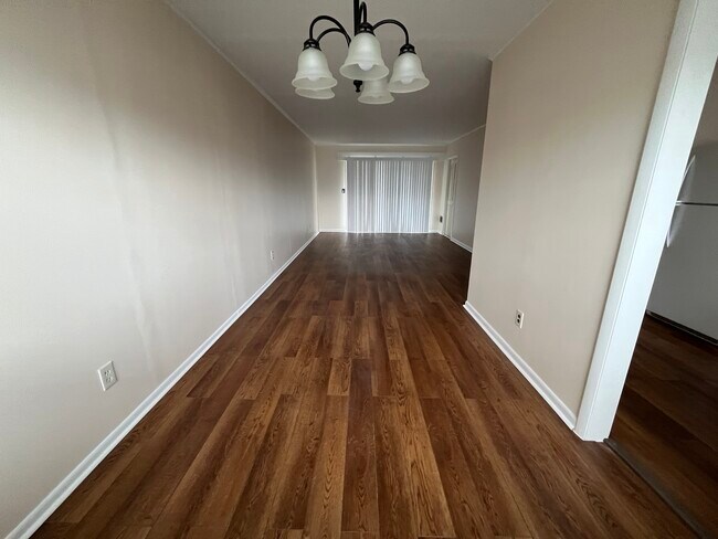 Sala de estar/comedor combinado con vista al balcón. - 537 S Wayne St