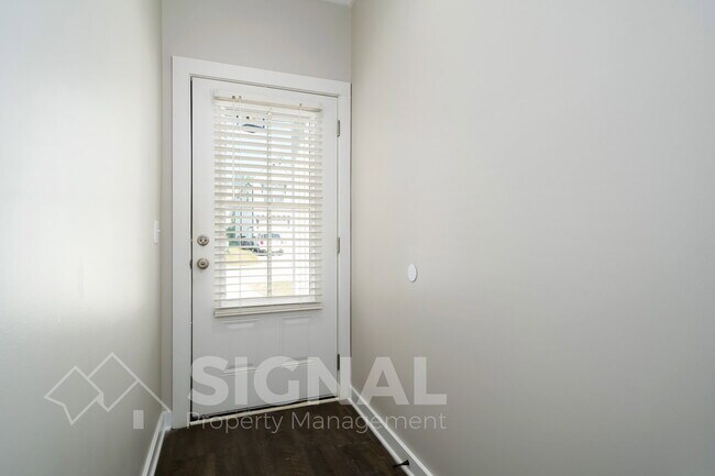 Foto del edificio - 215 Creek Run Way