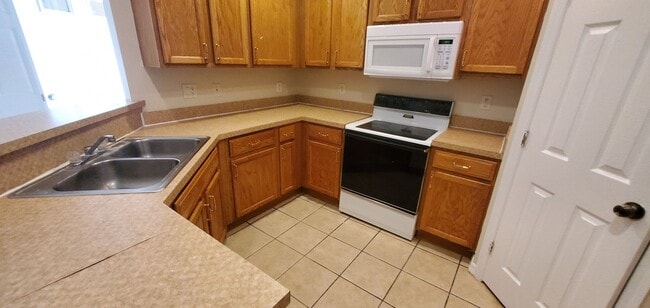 Photo - 613-615 Hawthorne Ave S Apartment