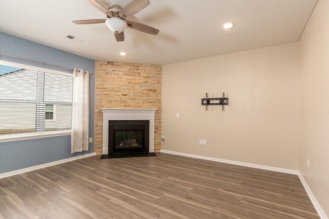 Foto del edificio - 5700 Redgum Dr