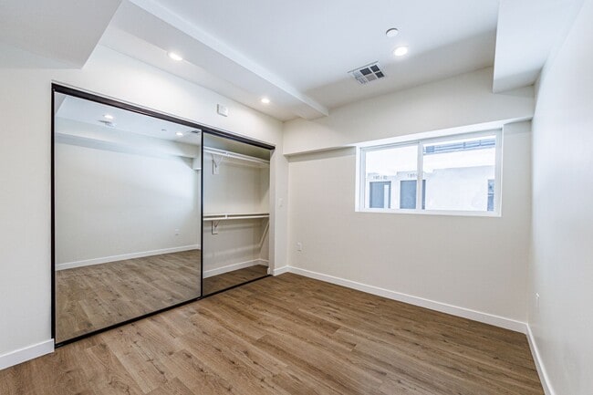 Building Photo - New 4BR/4BA Townhome | Designer Finishes |...