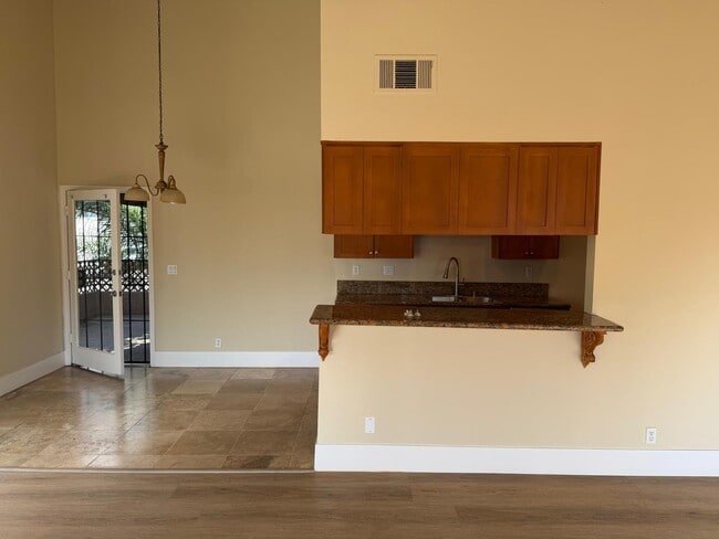 Building Photo - 1760 Temple Ave