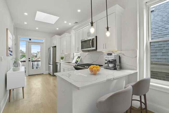 Building Photo - 1241 N Bosworth Ave