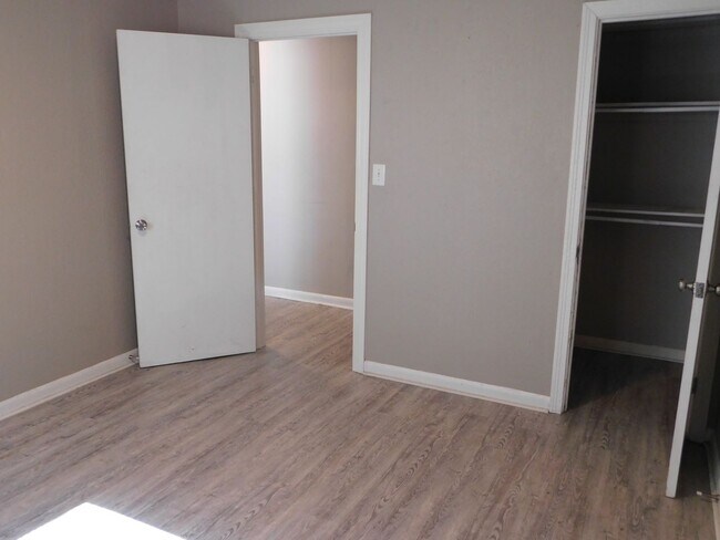 Foto del edificio - 2-bedroom, 1-bathroom duplex located in Wi...