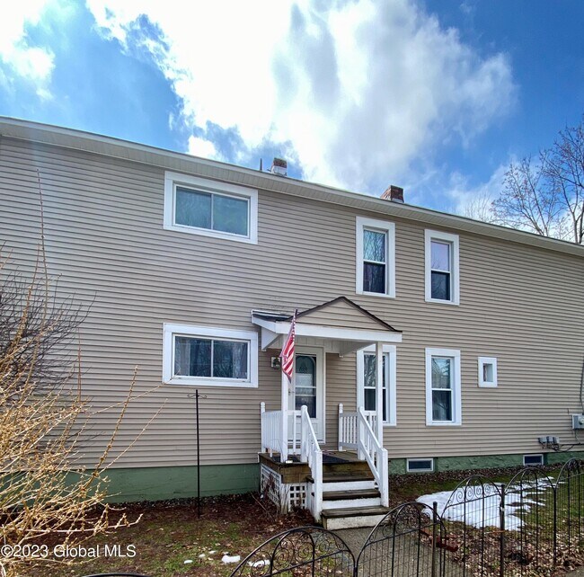 104 Catherine St, Saratoga Springs, NY 12866 Room for Rent in