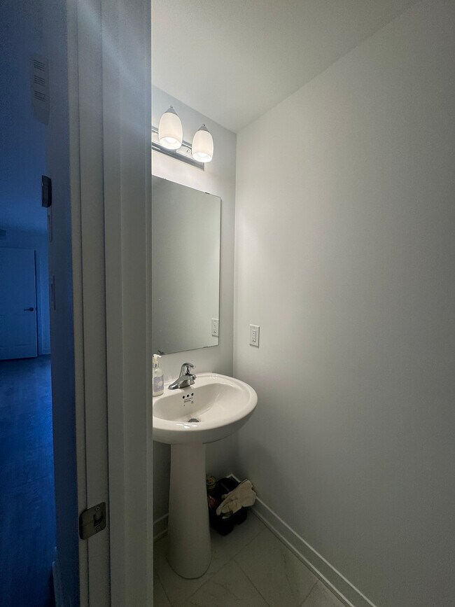 Building Photo - Stunning 2-bedroom, 2.5-bathroom