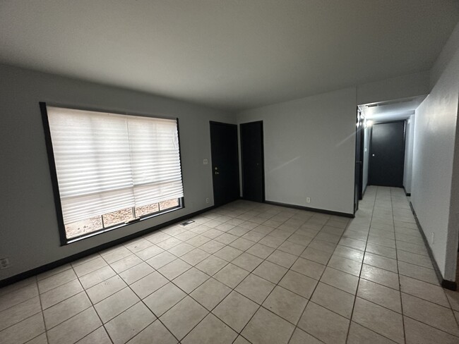 Building Photo - 802 Knollcrest Dr