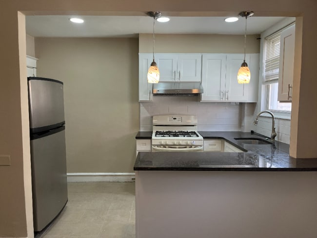 Building Photo - 1467 Lardner St