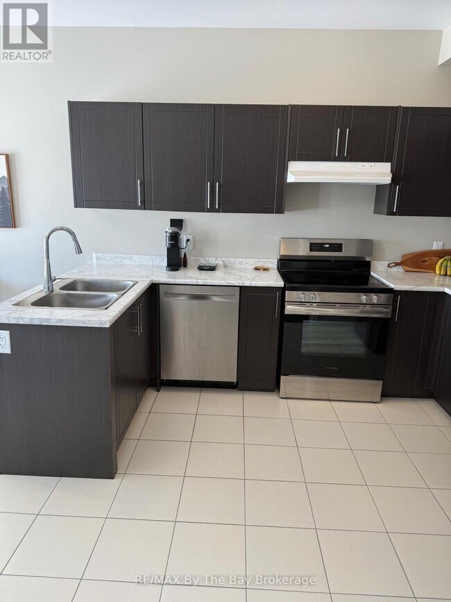 Building Photo - 286 Springfield Cres