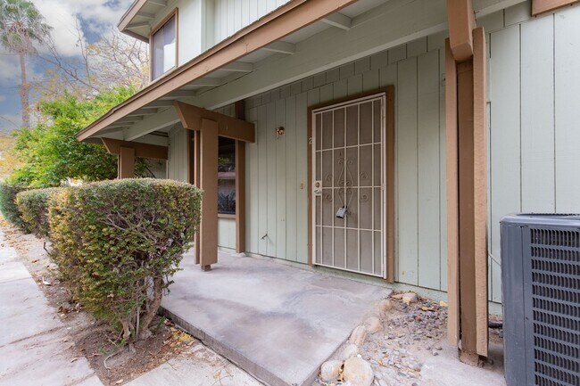 Foto del edificio - Remodeled two bedroom unit with two car carport near UNLV