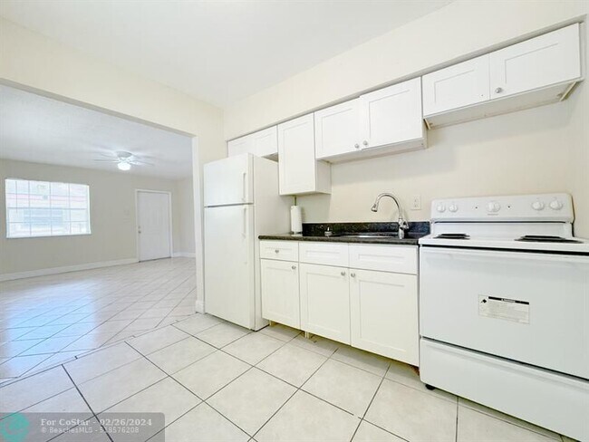 Building Photo - 2751 NW 14th Ct