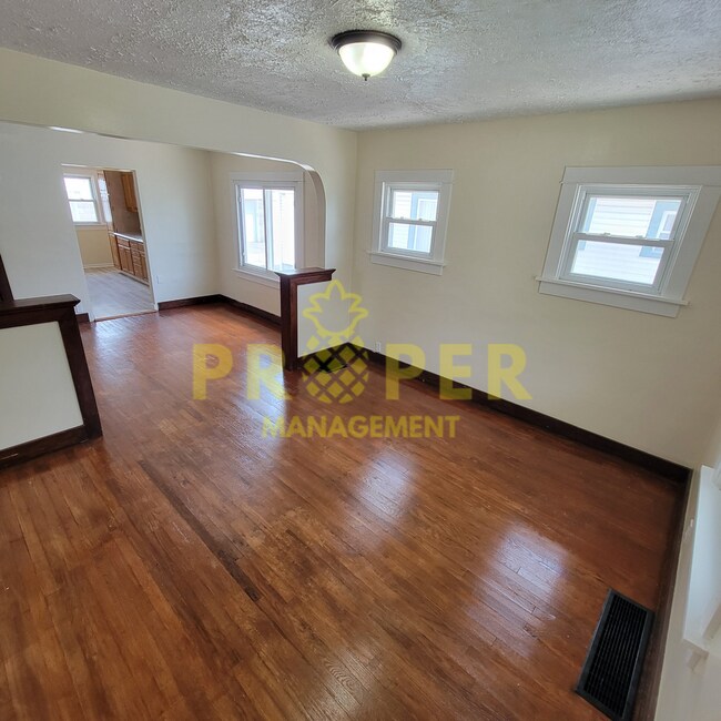 Building Photo - 2 bedrooms 1 bathroom house