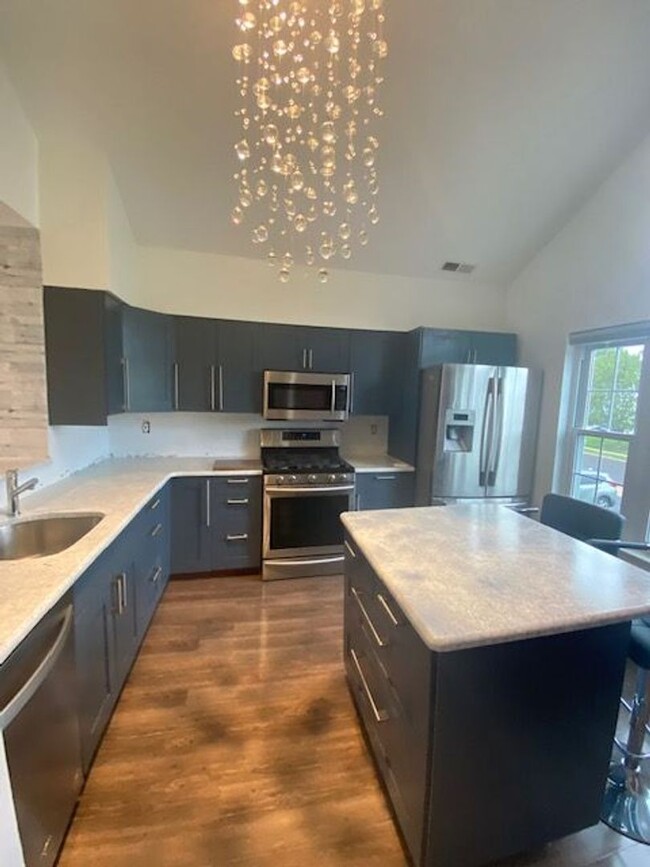 Building Photo - Two Bedroom Three Bathroom Condo in Hollan...