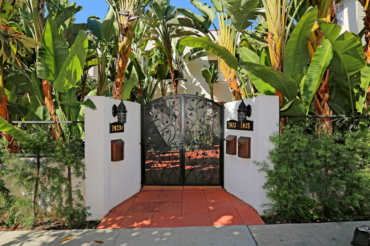 Primary Photo - 1035 N La Jolla Ave