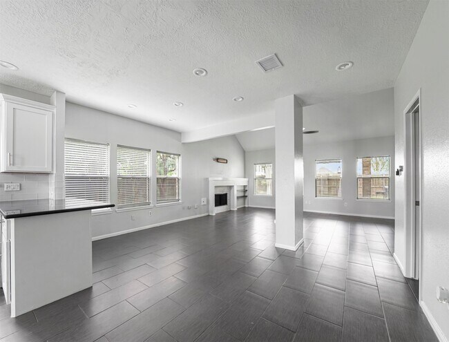 Foto del edificio - 13515 Ryanwood Dr