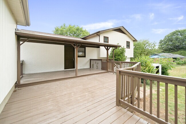 Building Photo - 4751 Club View Dr