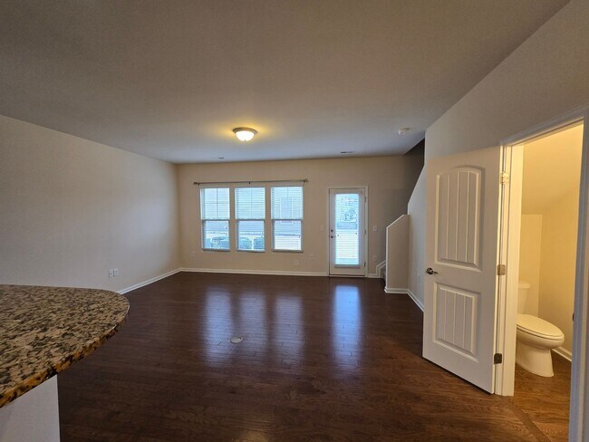 Foto del edificio - 111 Tuftin Dr