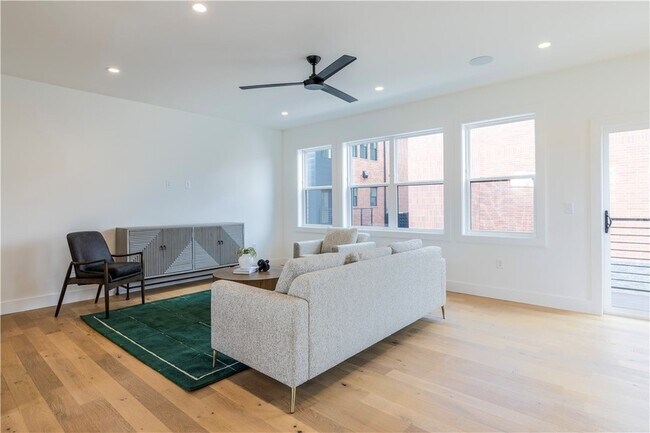 Foto del edificio - 2706 S Walton Blvd