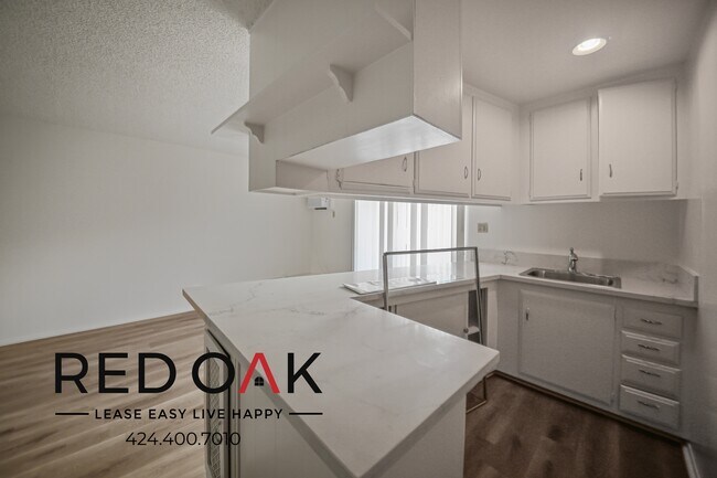 Foto del edificio - ~1 Month FREE~ Spacious and Sun-Drenched T...
