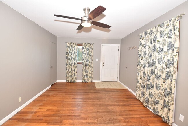 Foto del edificio - 3 Bedroom Single Family home near ND campu...