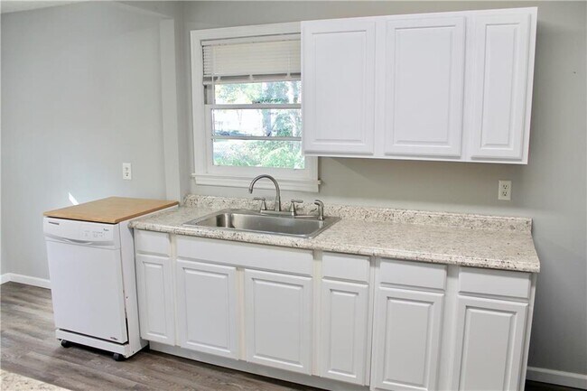 Building Photo - 3325 Kemble Ave