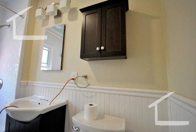 Building Photo - Large 4 bed in Oak Square