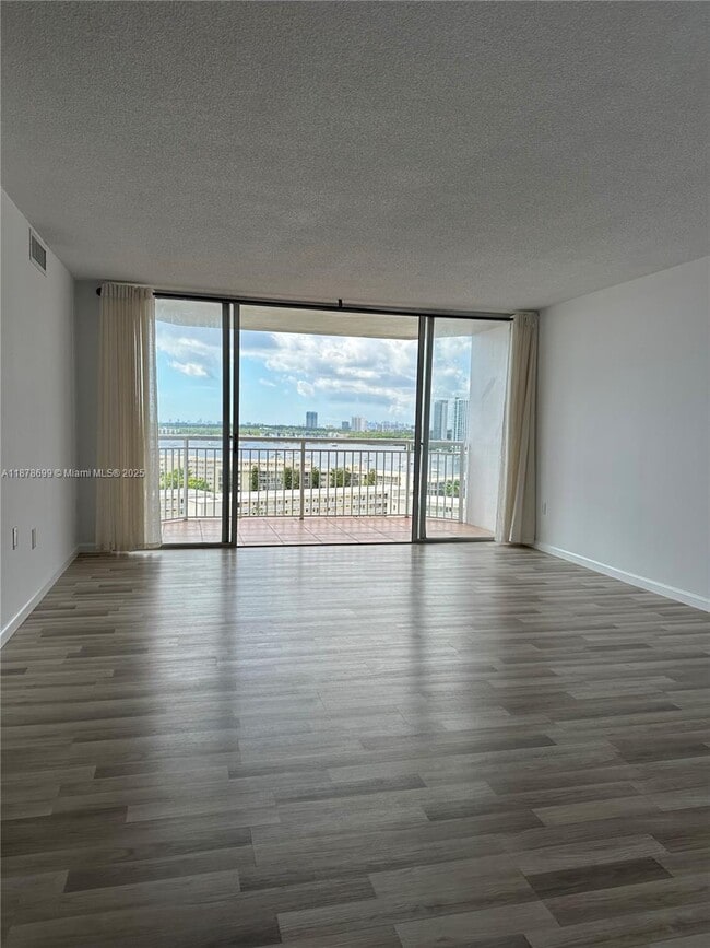 Foto del edificio - 18041 Biscayne Blvd
