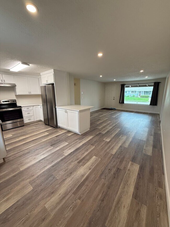 Foto del edificio - *REDUCED RENT* Beautifully Remodeled 4-Bedroom Home Backing to Park – Desirable Keizer Neighborhood