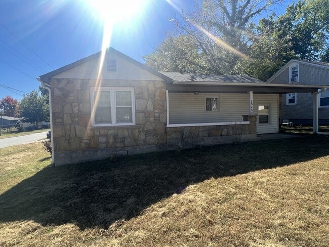 Building Photo - COMING SOON: Cute 3 bedroom, 2 bathroom ho...