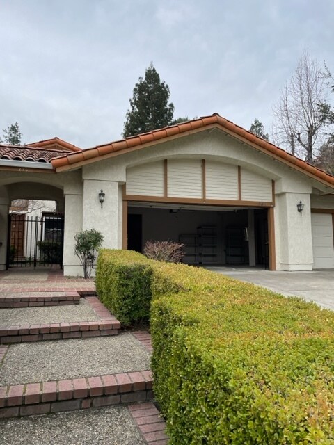 Building Photo - 335 Live Oak Dr