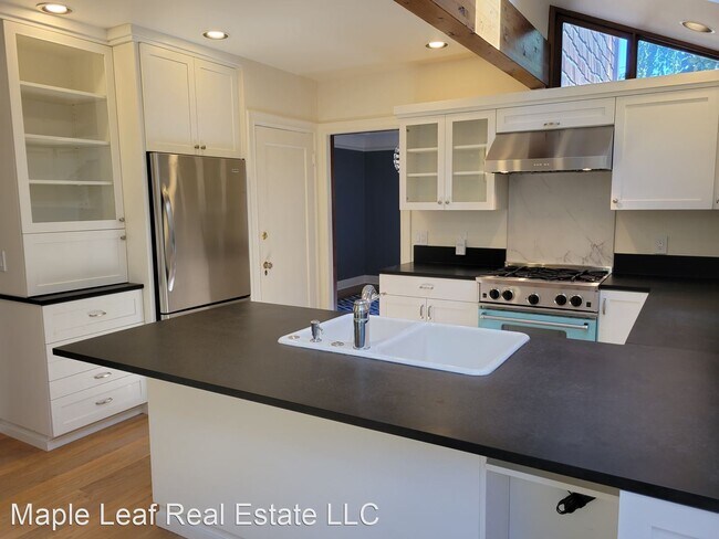 Building Photo - 5 br, 3 bath House - 2025 Boyer Ave E