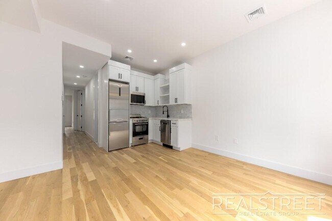 Foto del edificio - Stunning Brand New 2 Bed 2 Bath in Historic Crown Heights Townhouse