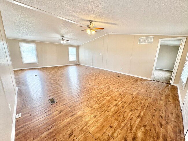 Building Photo - *AVAILABLE NOW* An absolute must see!  5 bedrooms, 3 baths in Burnet, TX.