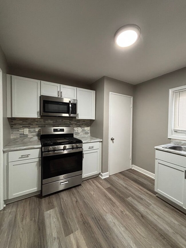 Building Photo - 2136 W 19th Ave