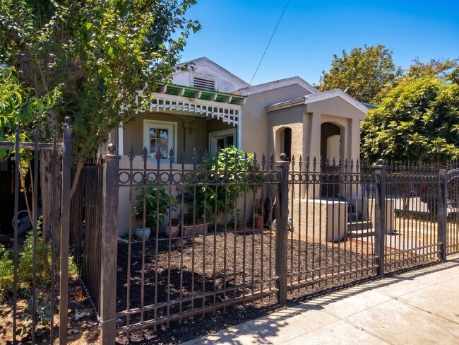 Foto del edificio - Modern Upgrades w/ Classic Oakland Charm & Driveway Leading to Rear Yard