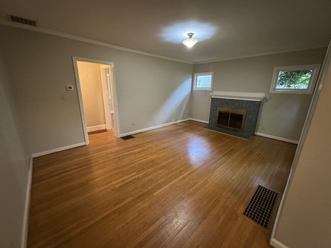 Building Photo - Bungalow in the Heart of Hawthorne Neighbo...