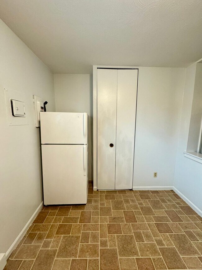 Building Photo - Two Bedroom Apartment for Rent