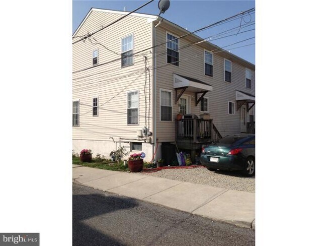 Building Photo - 117 Penn St