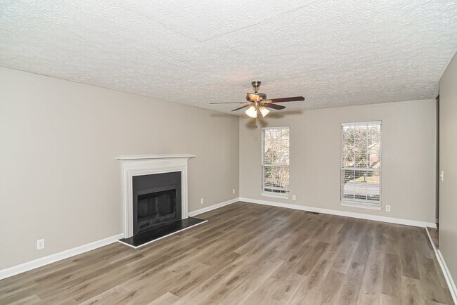 Foto del edificio - 2813 Louise Russell Dr