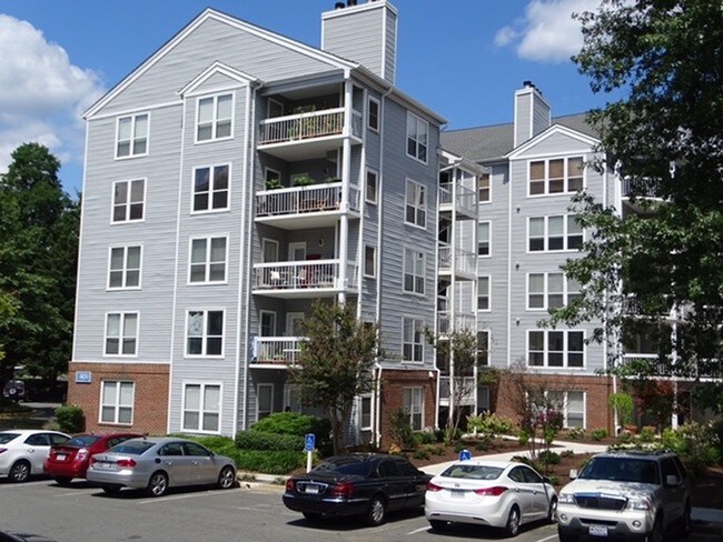 Building Photo - 3175 Summit Square Dr