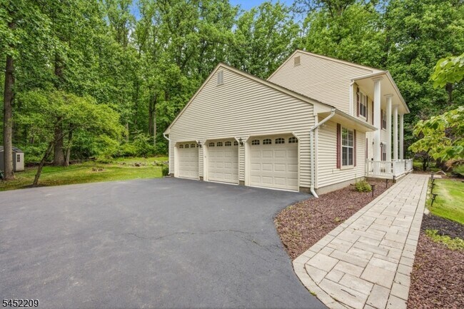 Building Photo - 9 Stirrup Way