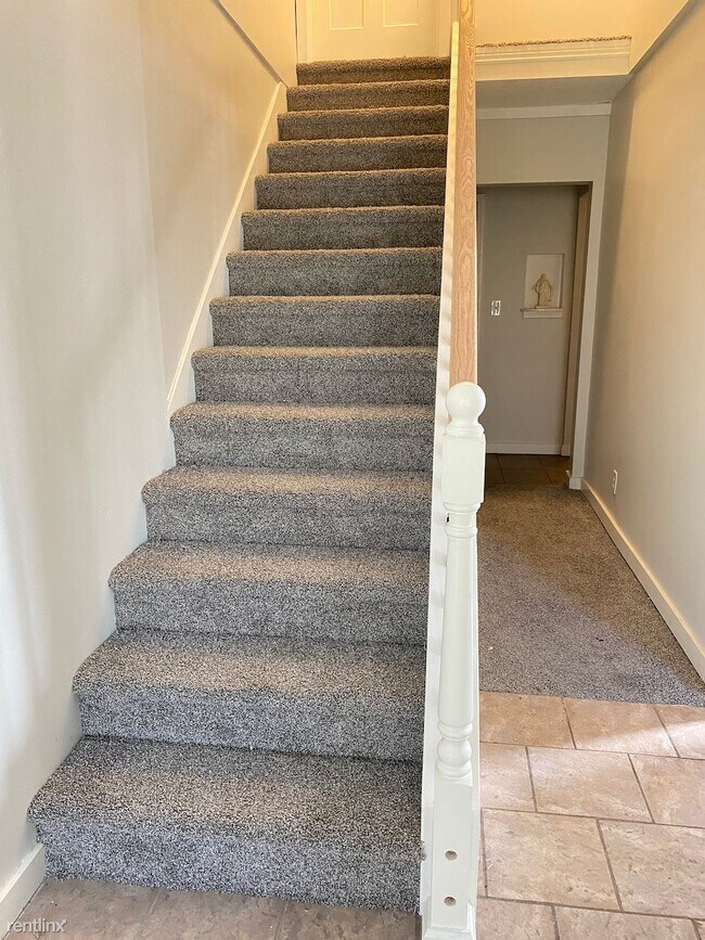 Foto del edificio - Room for Rent, 1 bath Duplex - 570 East 50...