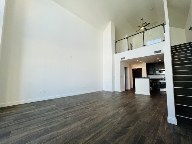 Building Photo - "Discover Urban Elegance: Spacious 1417 Sq Ft Studio Condo in the Heart of Phoenix!"
