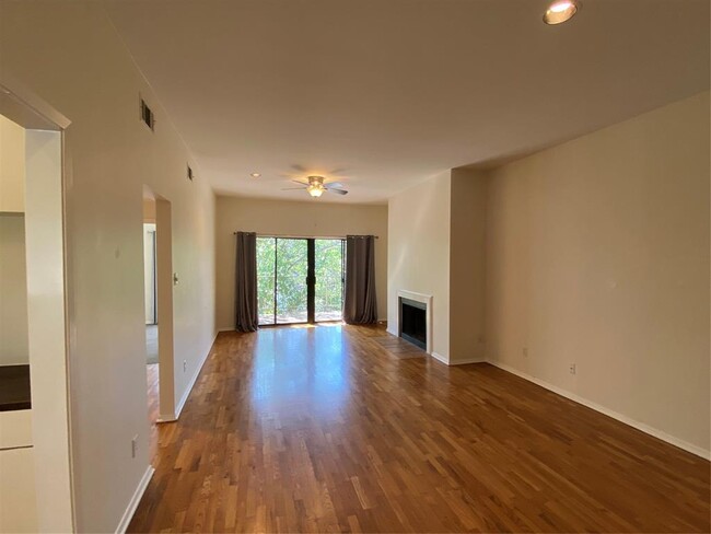 Building Photo - 409 E 38th St