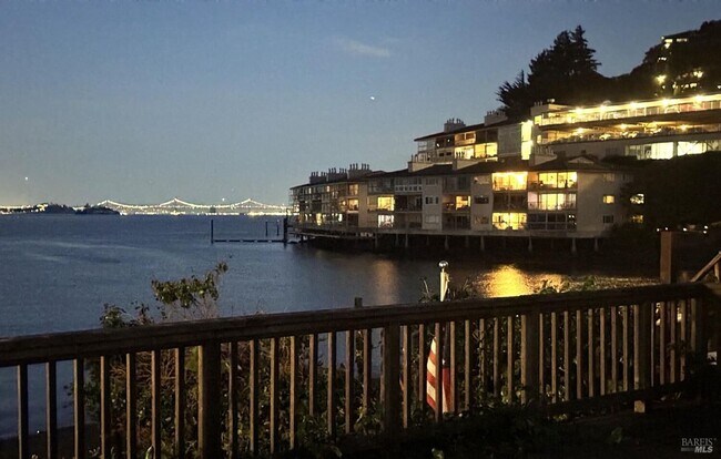 Foto del edificio - Live on the Water in Sausalito — 2BD with Direct Beach Access