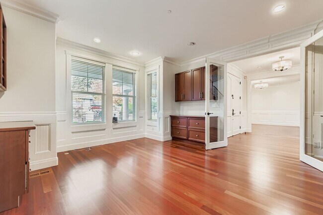 Foto del edificio - Stunning 5bed/5bath + Office in Prime Kirk...